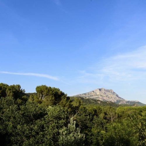 les-lodges-St-Victoire-montagne-min