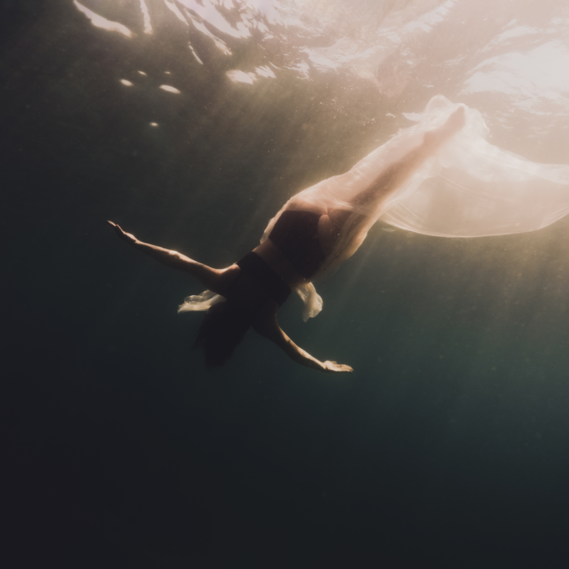 femme-enceinte-underwater-shooting-sea-mer-carre-3