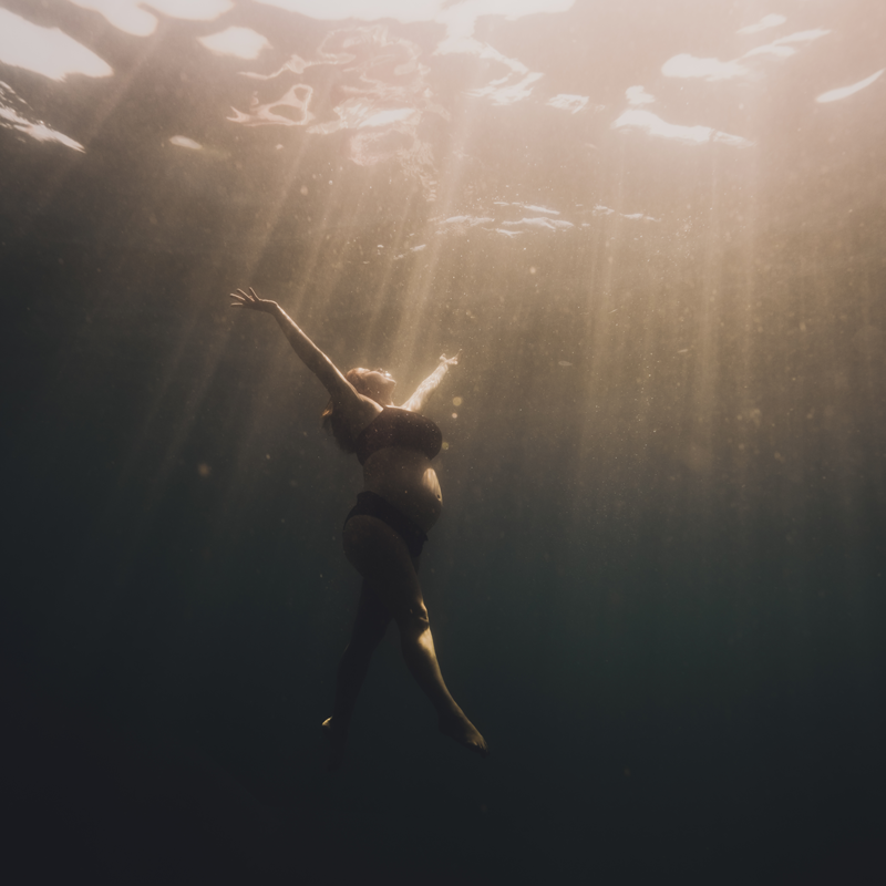 femme-enceinte-underwater-shooting-sea-mer-carre