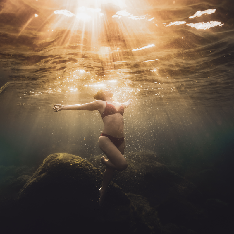 women-underwater-shooting-sea-mer-carre-3