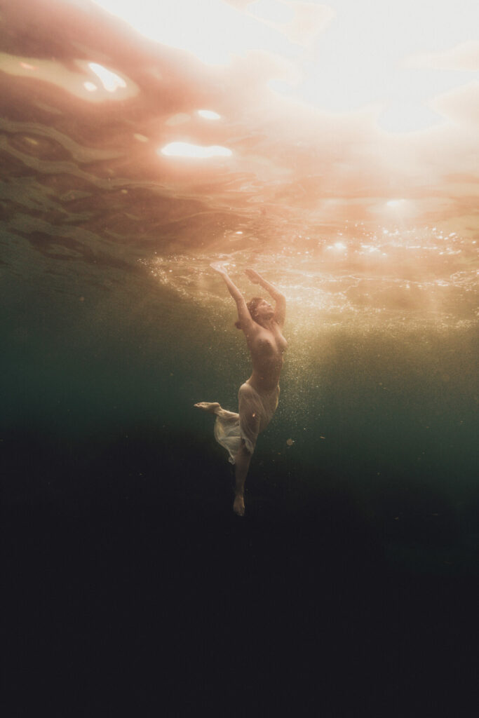 femme-shooting-underwater-ajaccio