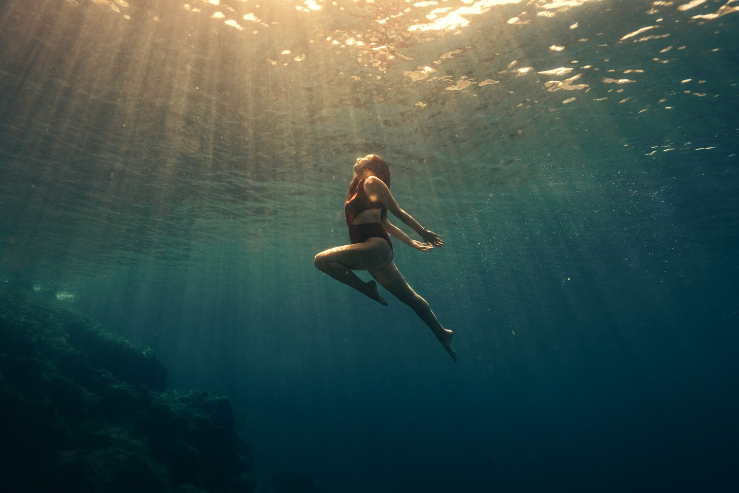 femme en shooting underwater en mer à Marseille