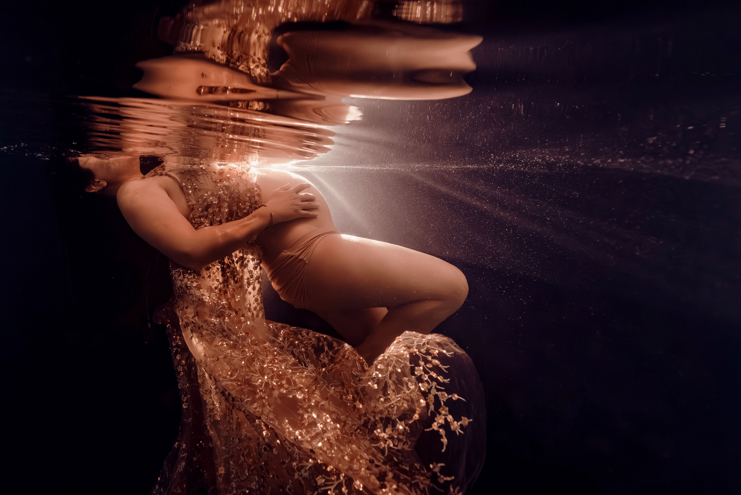 Séance photo grossesse underwater en piscine près de Marseille