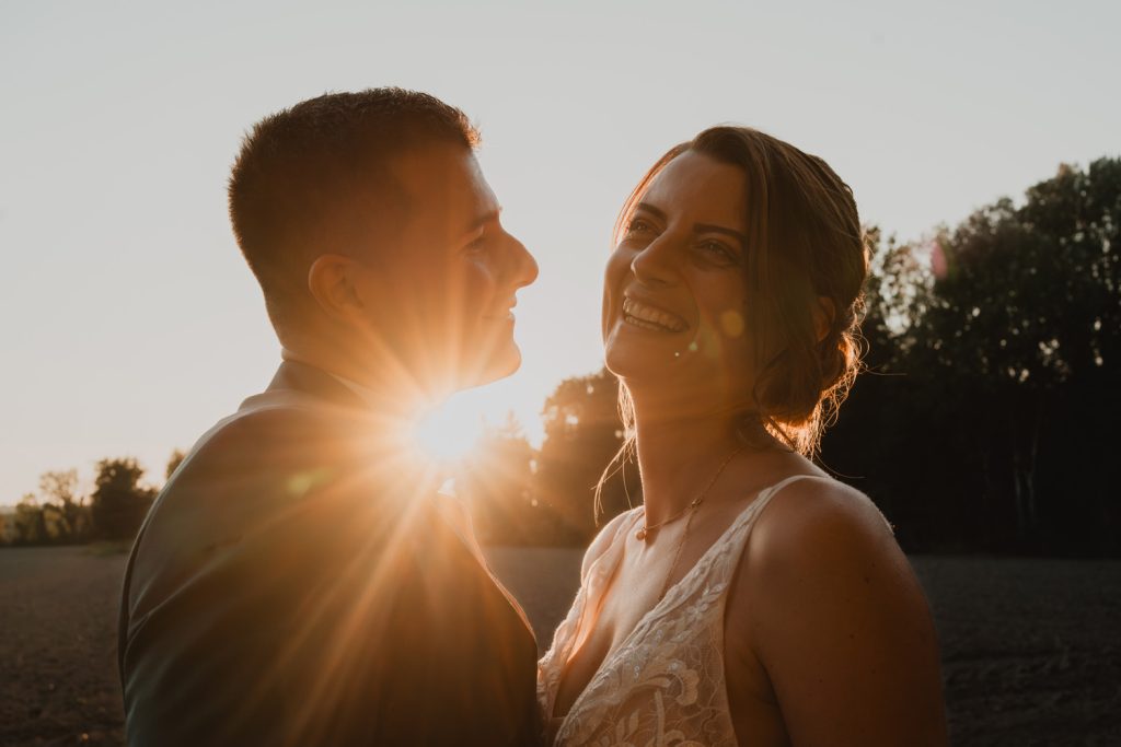 Mariés au coucher du soleil lors d’un mariage à Aix-en-Provence
