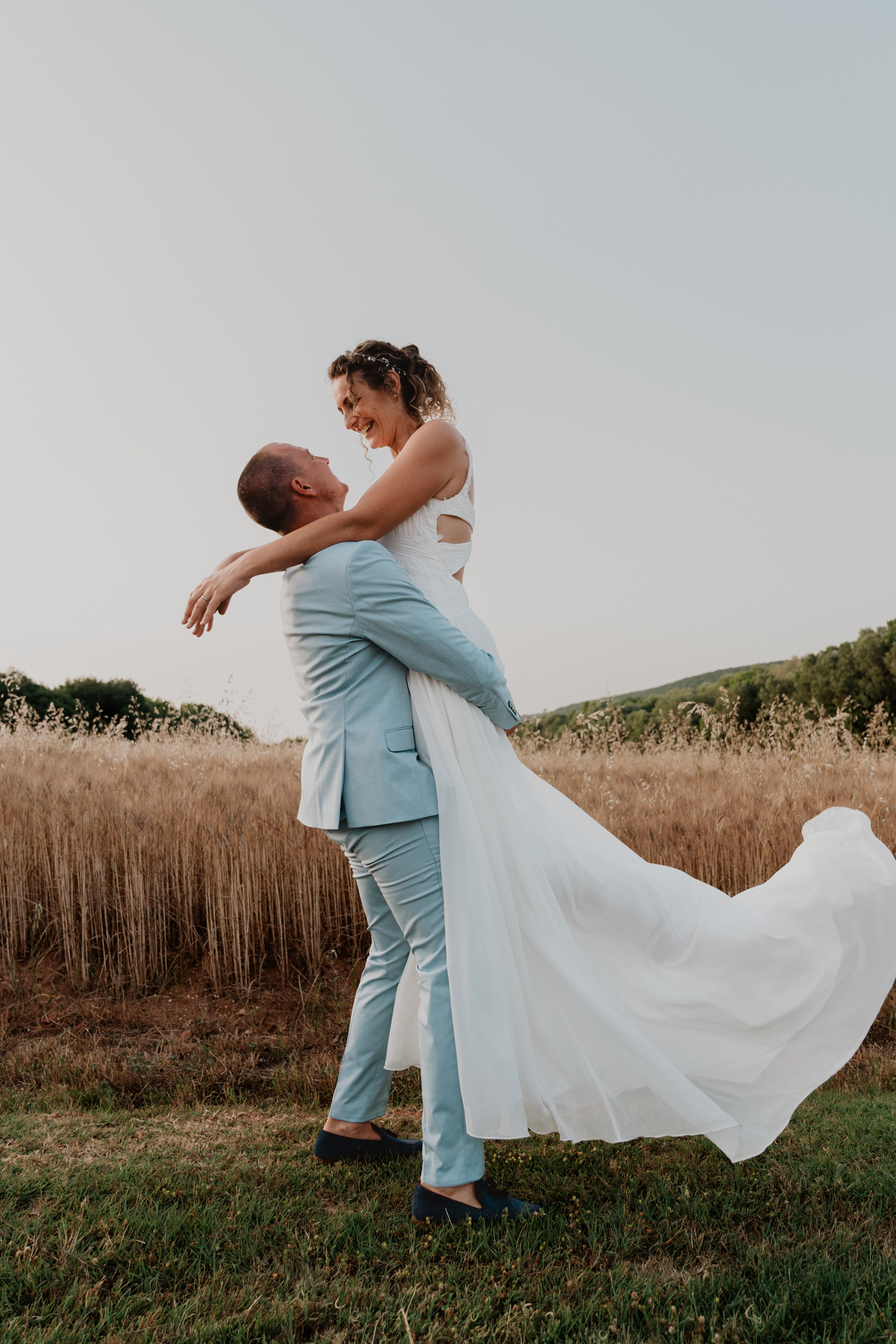 Détails de vie captés lors d’un reportage photo mariage en Provence, révélant l’ambiance détendue et authentique de la journée.