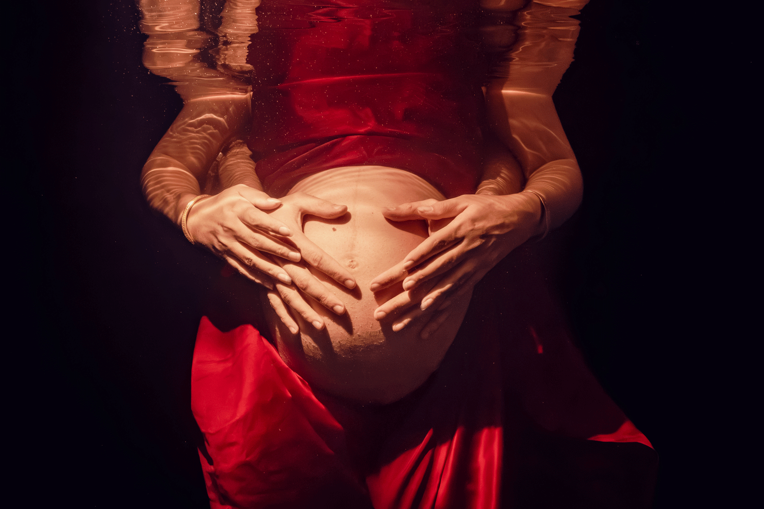 Mouvement du corps lors d’une séance grossesse underwater