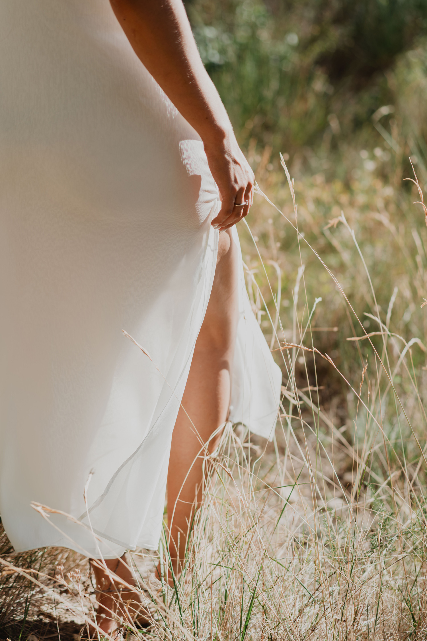 Photo de couple détendue pieds nus lors d’un mariage intimiste à La Ciotat