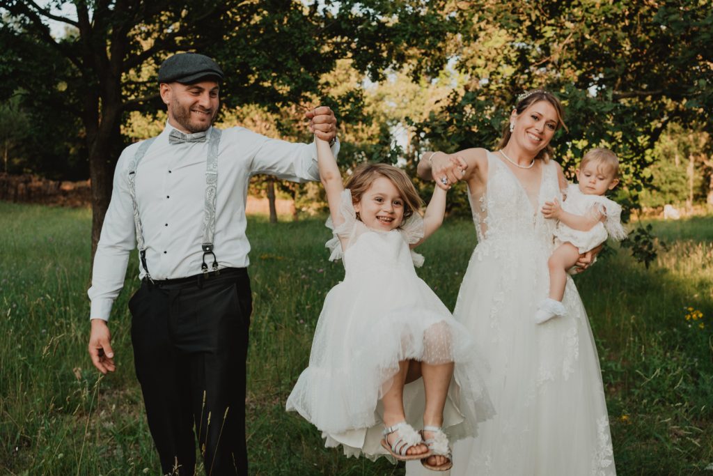 Photo de famille lors du mariage de Al et Rémy à Aix-en-Provence avec leurs filles