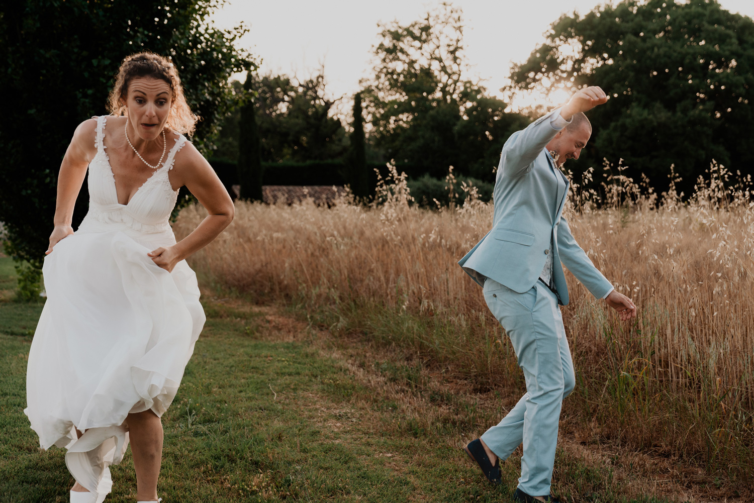 Photos de couple avec enfant lors d’un reportage photo mariage en Provence