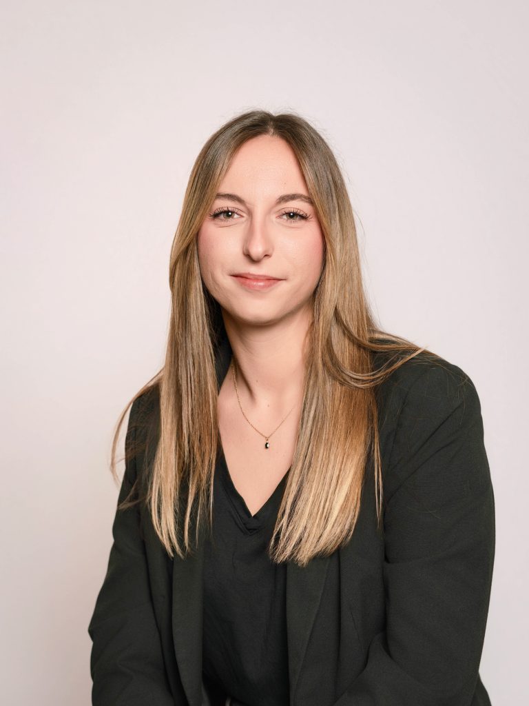 Témoignage cliente – portrait professionnel de Margot Ramos réalisé par une photographe entreprise à Marseille