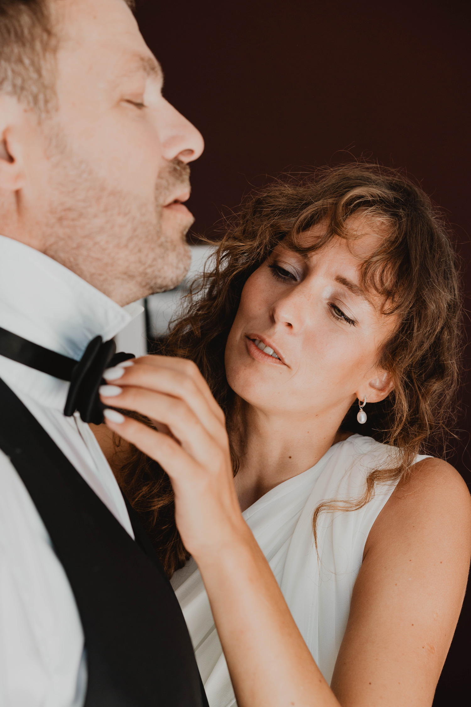 Préparatifs à deux lors d’un mariage intimiste à La Ciotat dans une villa