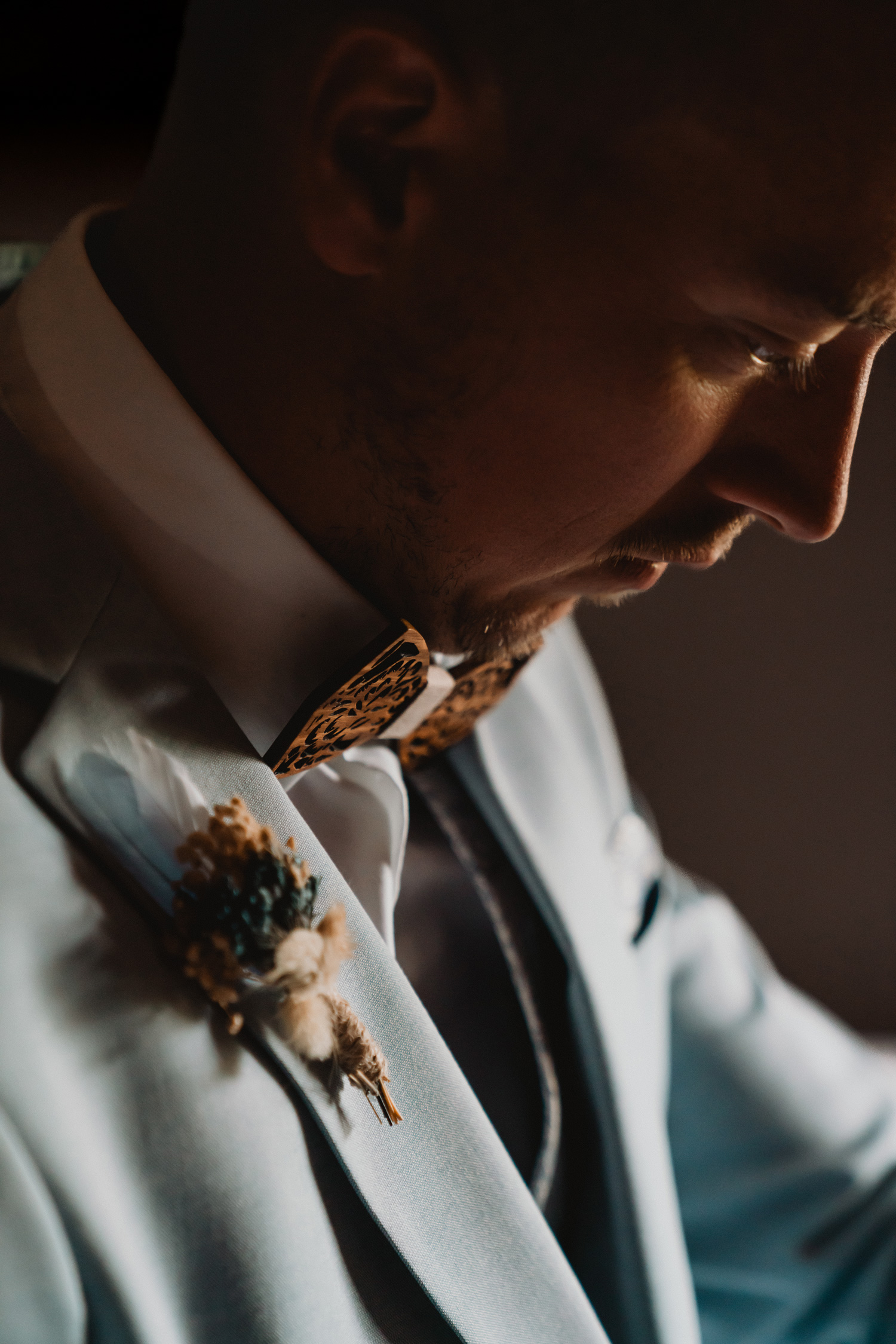 Préparatifs du marié lors d’un reportage photo mariage en Provence