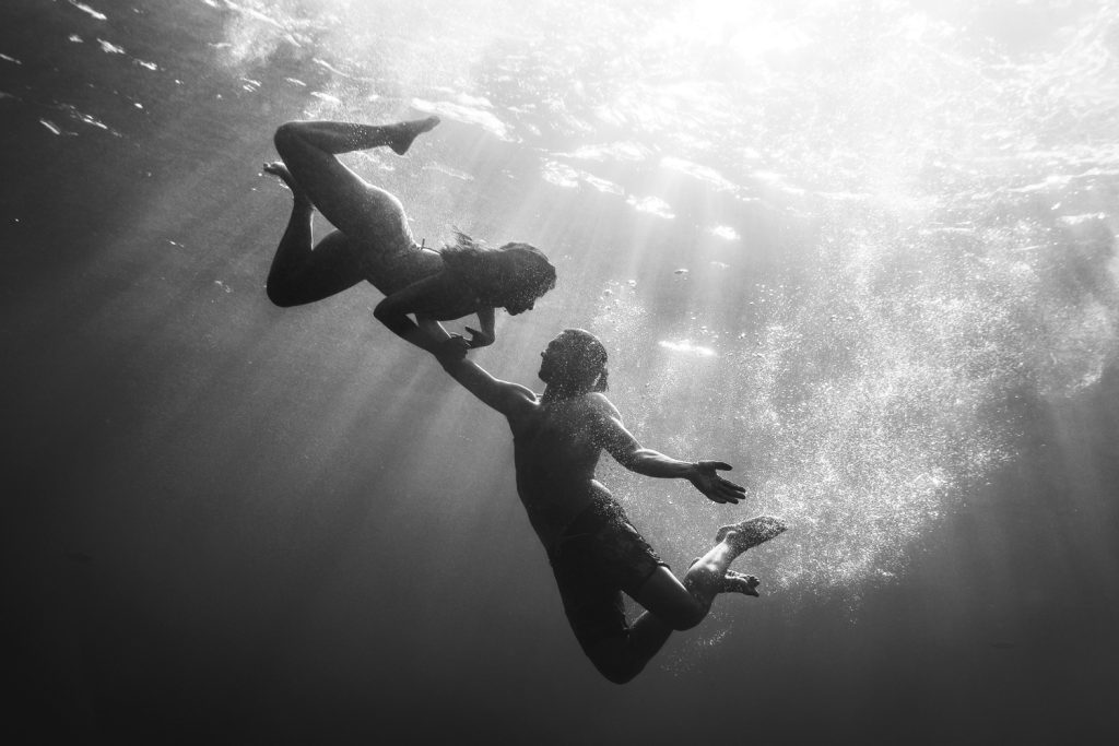 Séance photo aquatique de couple en mer à Marseille