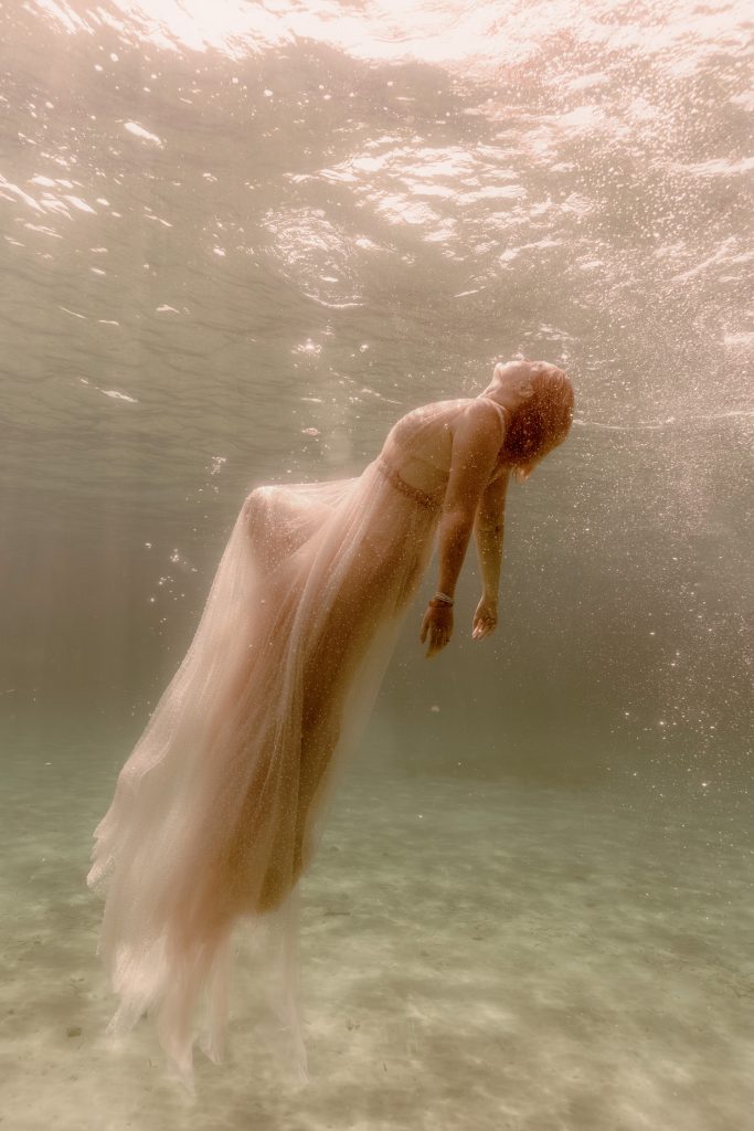 Séance photo aquatique en mer à Marseille avec une femme, photographie artistique et immersive dans l’eau