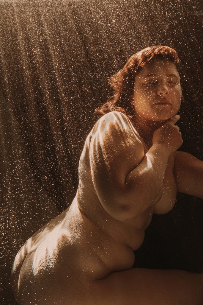 Séance photo aquatique d’une femme en piscine à Marseille