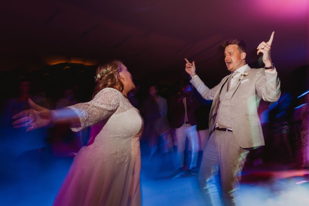 Janina et Tino sur la piste de danse lors de leur mariage à Aix-en-Provence