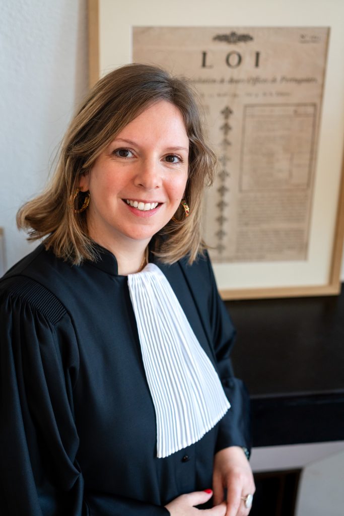 Portrait professionnel de Céline Dangauthier, avocate, réalisé lors d’une séance photo corporate sobre et incarnée