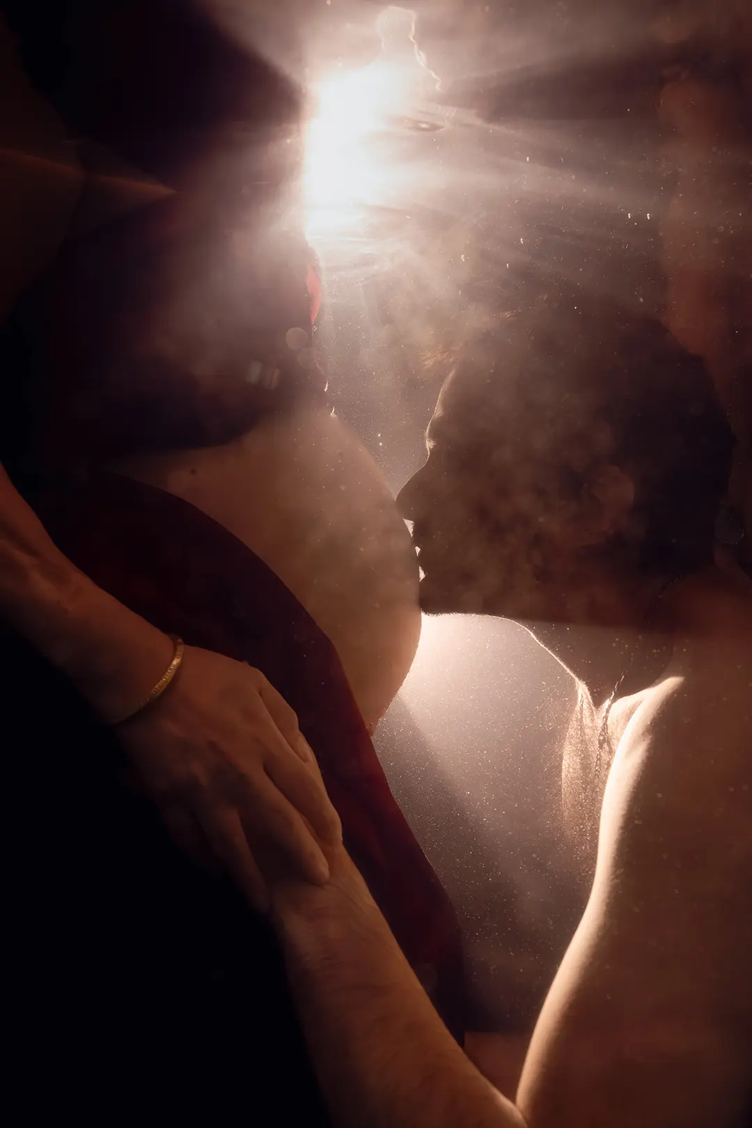Couple en séance photo grossesse underwater en piscine à Marseille