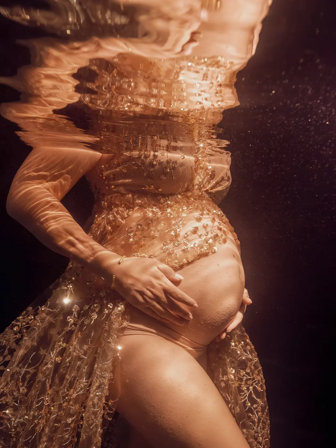Séance photo grossesse underwater en piscine près de Marseille