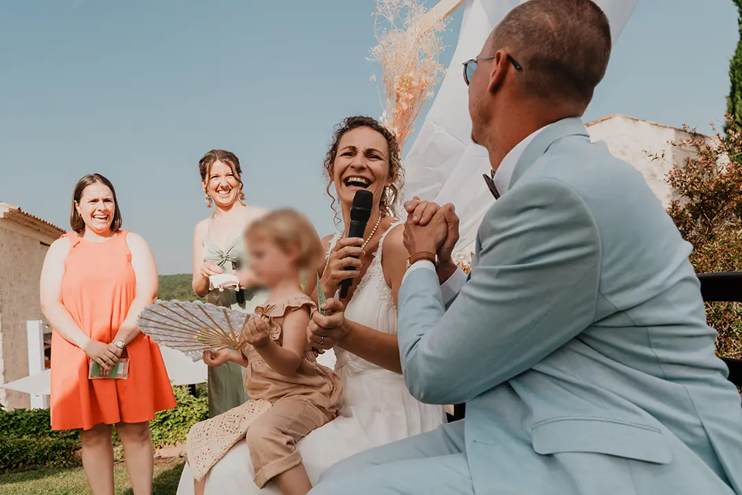 Émotion pendant une cérémonie laïque — reportage photo mariage en Provence