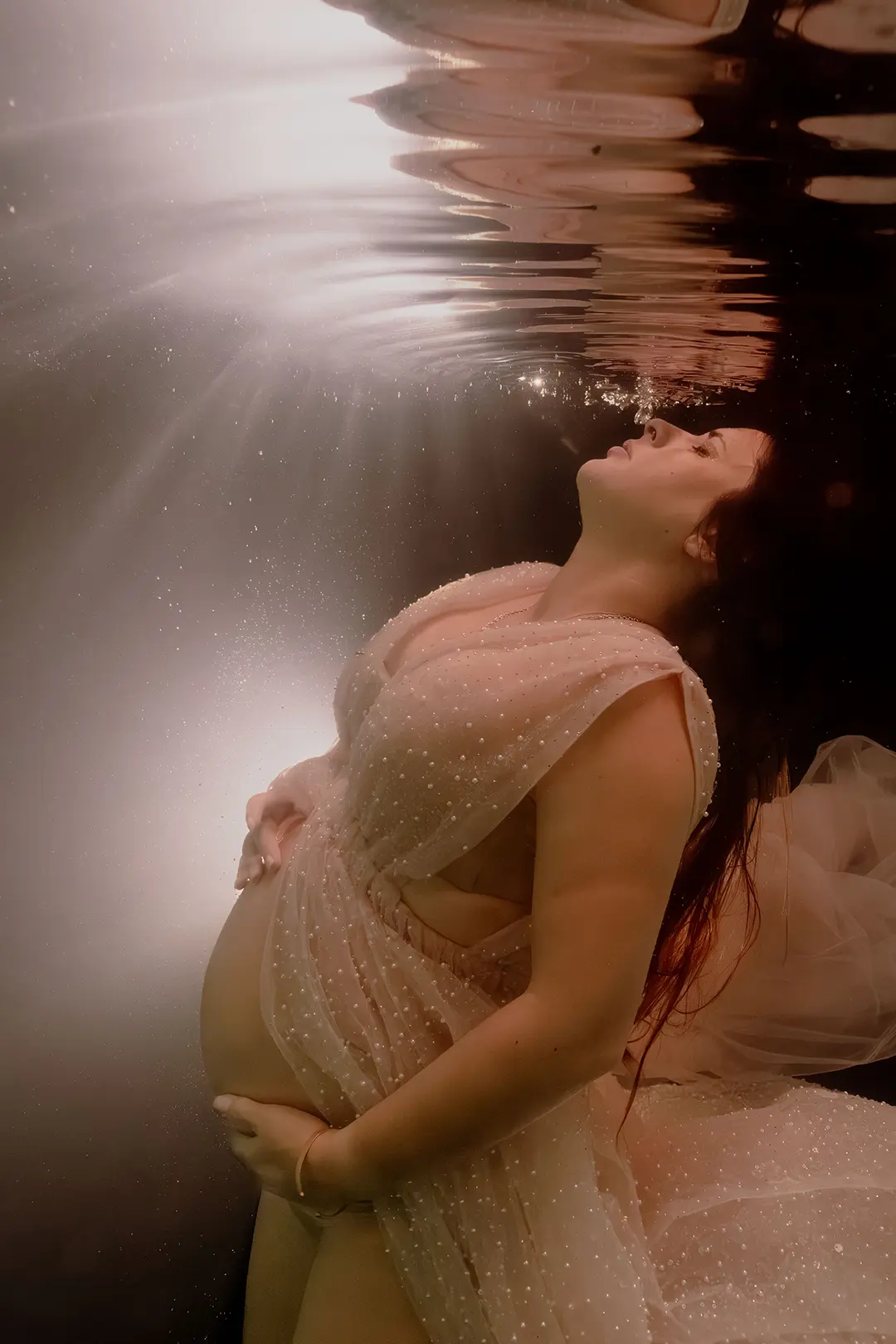 Expérience de séance photo grossesse underwater en piscine chauffée à Marseille