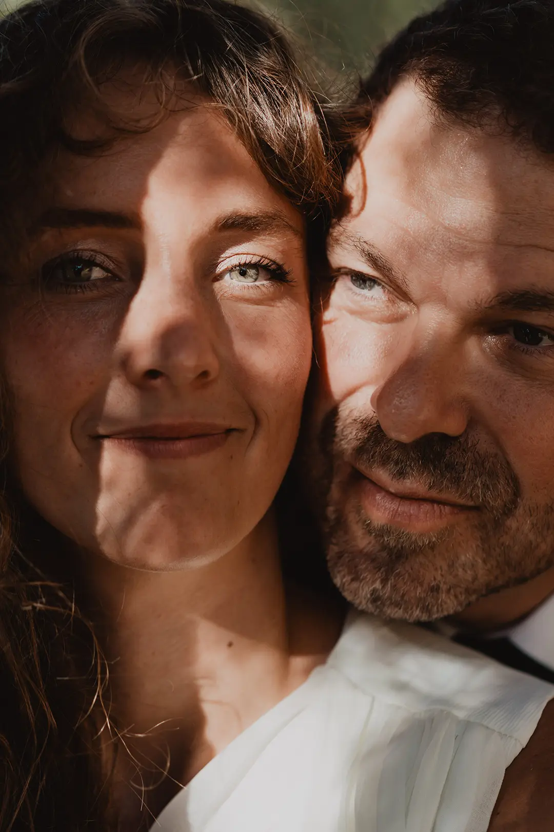 Mariés en balade dans la nature — mariage intimiste à La Ciotat