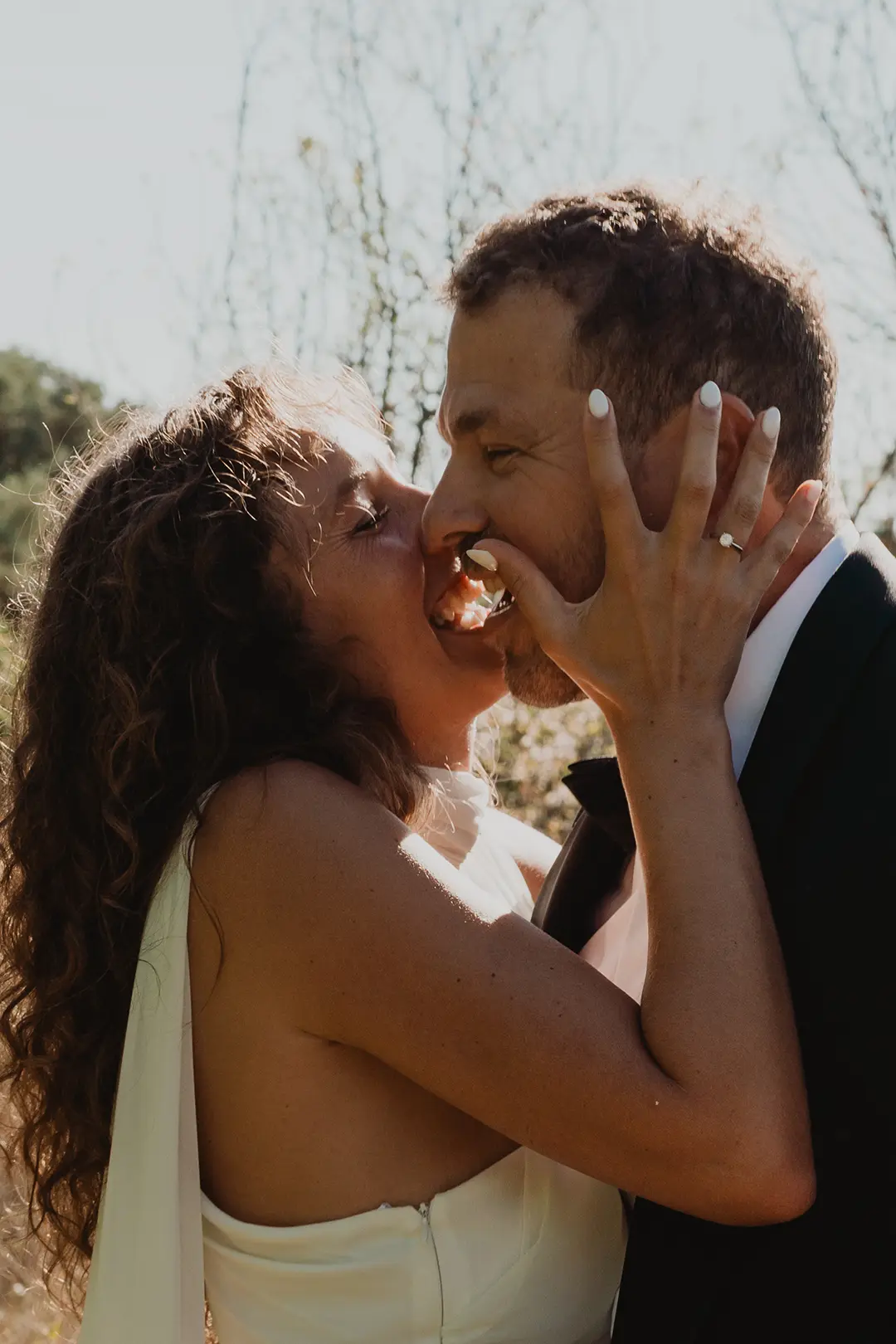 Balade des mariés, photo de couple naturelle à La Ciotat