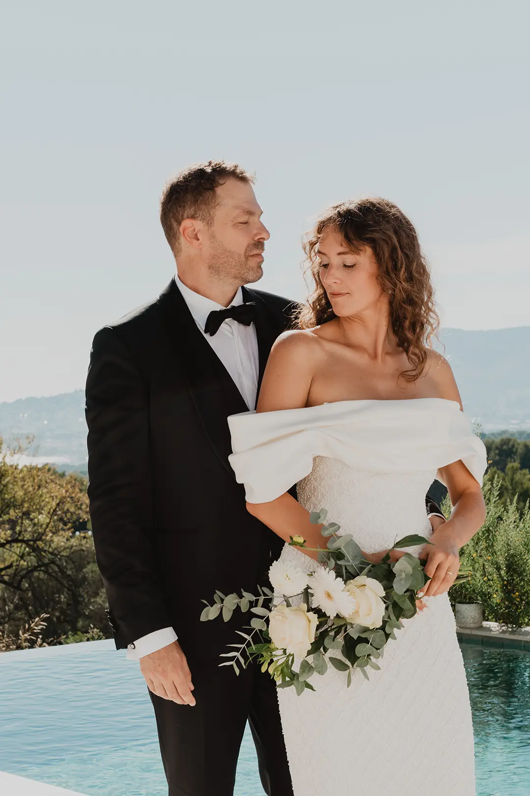 Photo de couple élégante esprit magazine — mariage intimiste à La Ciotat