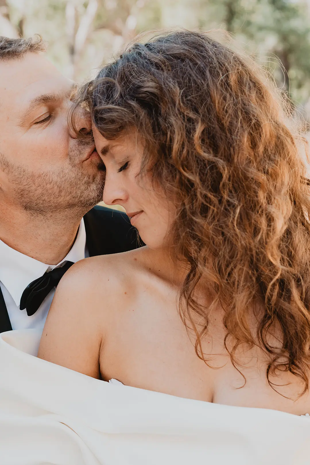 Portrait chic des mariés à La Ciotat — mariage intimiste