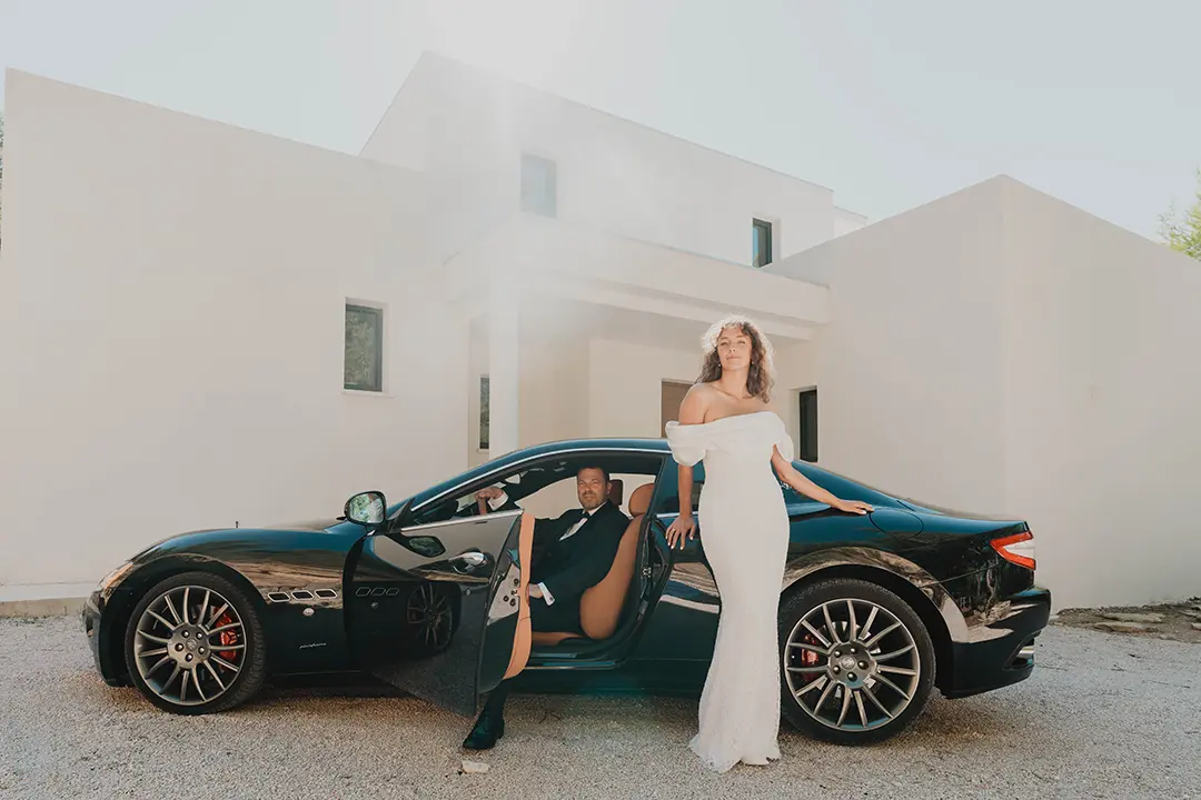 Mariage intimiste à La Ciotat : un reportage naturel, une villa et une voiture de sport