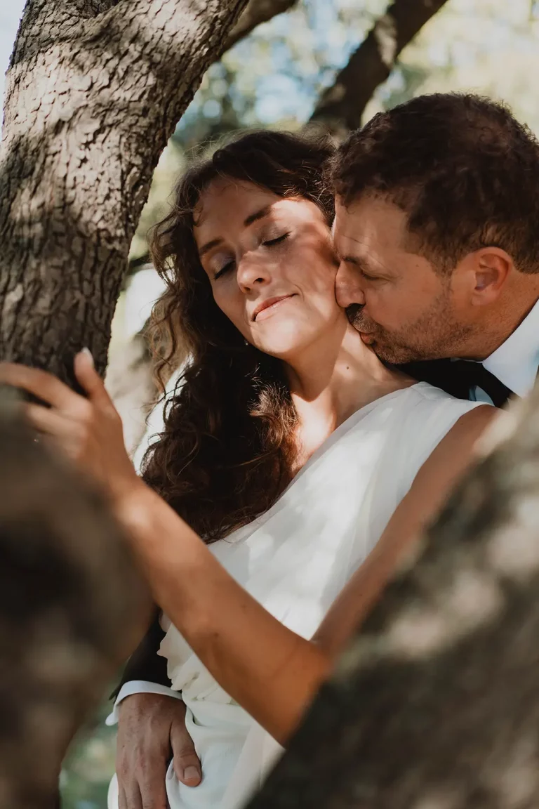 Mariés en balade dans la nature à La Ciotat, photo de couple