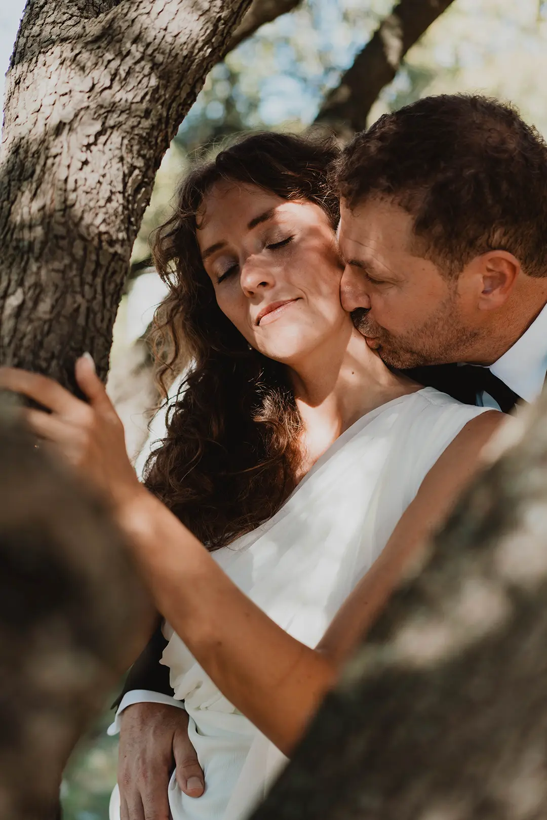 Mariés en balade dans la nature à La Ciotat, photo de couple