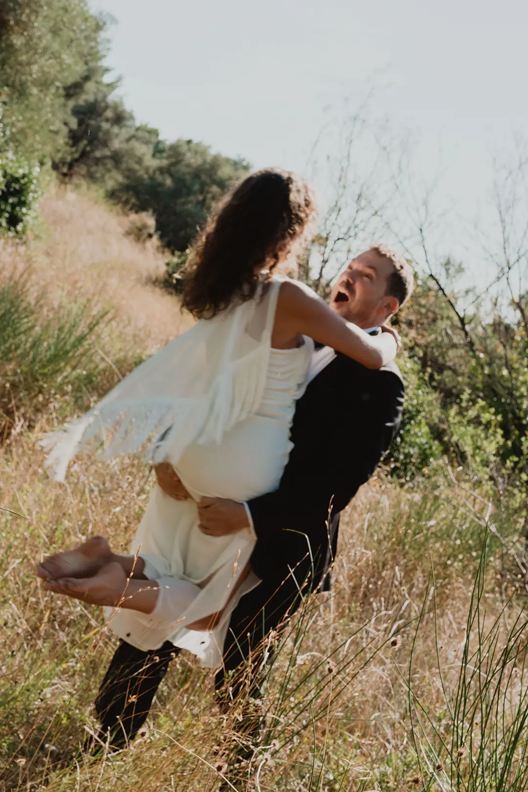 Photo de couple pieds nus pour un mariage intimiste à La Ciotat