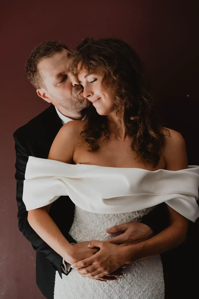 Mariage intimiste à La Ciotat : un reportage naturel, une villa et une voiture de sport