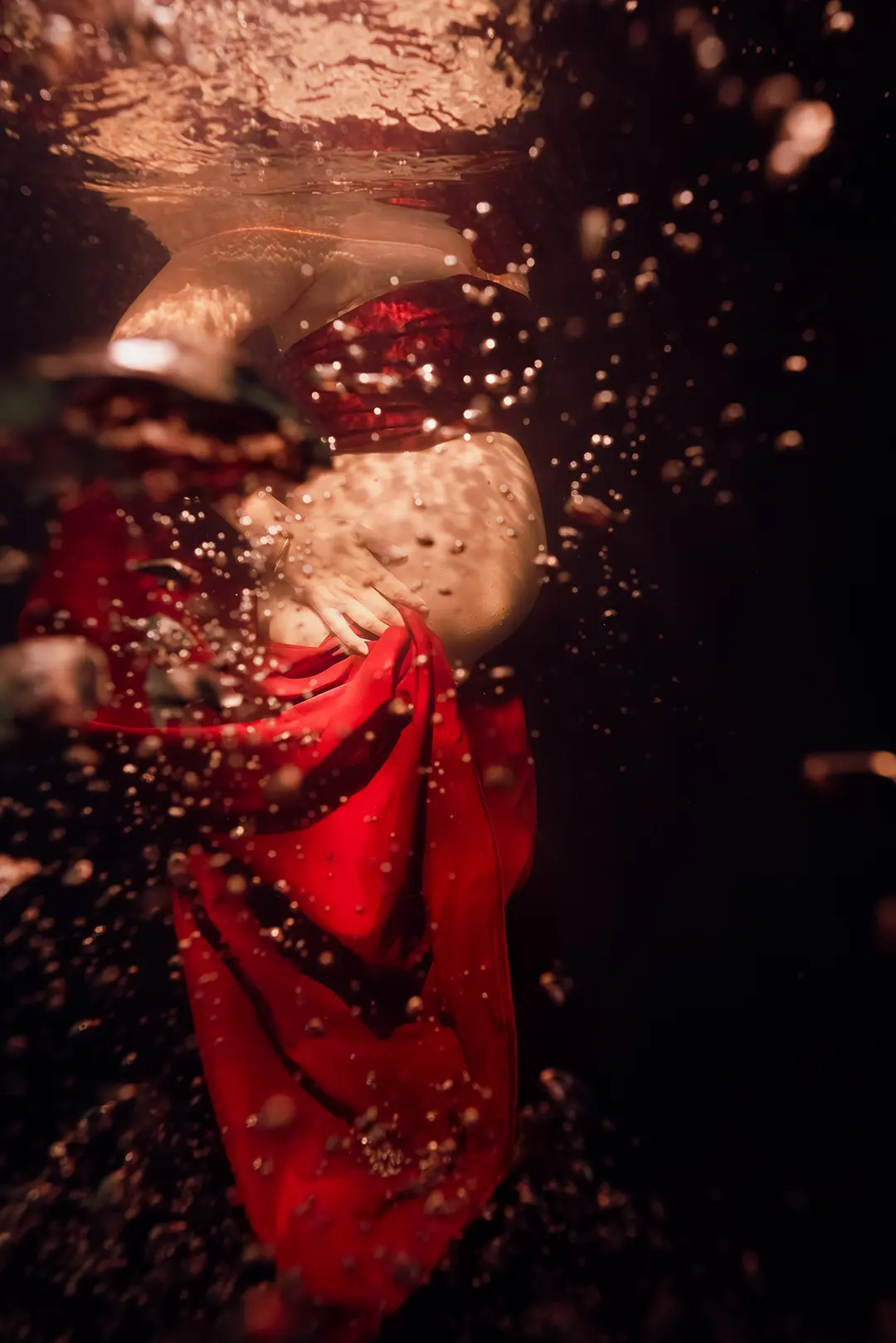 Mouvement du corps d’une femme enceinte sous l’eau en piscine à Marseille