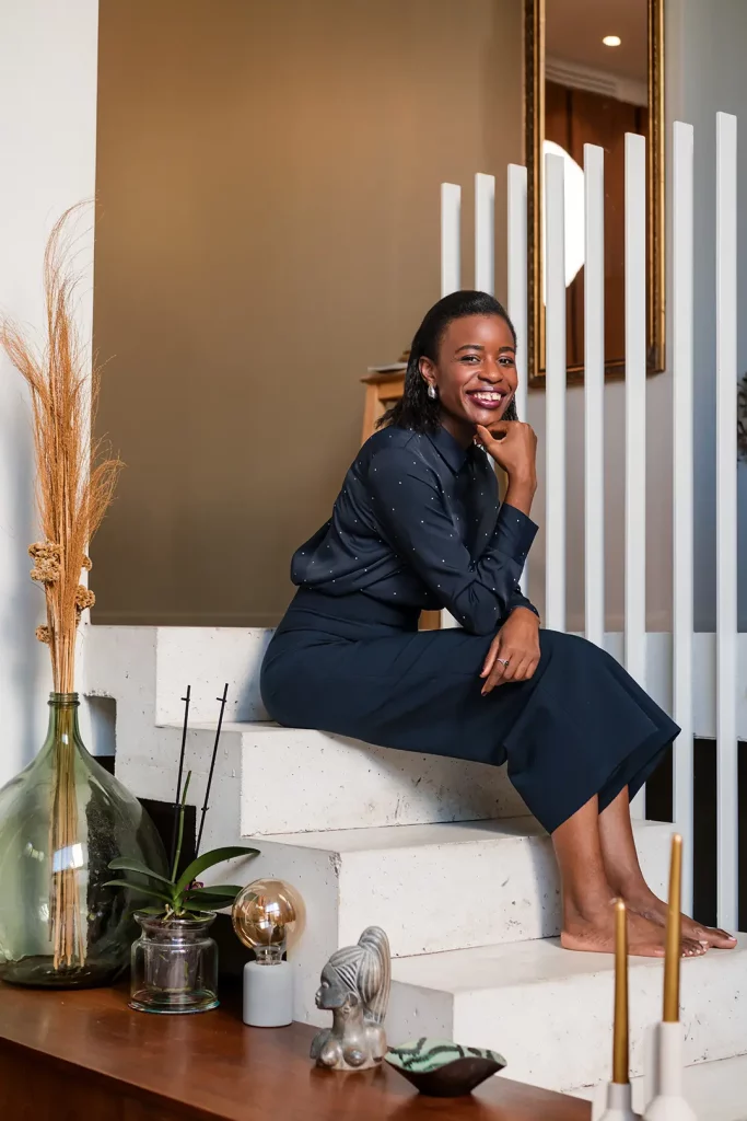 Portrait branding professionnel d’un solopreneur à la peau noire, en situation