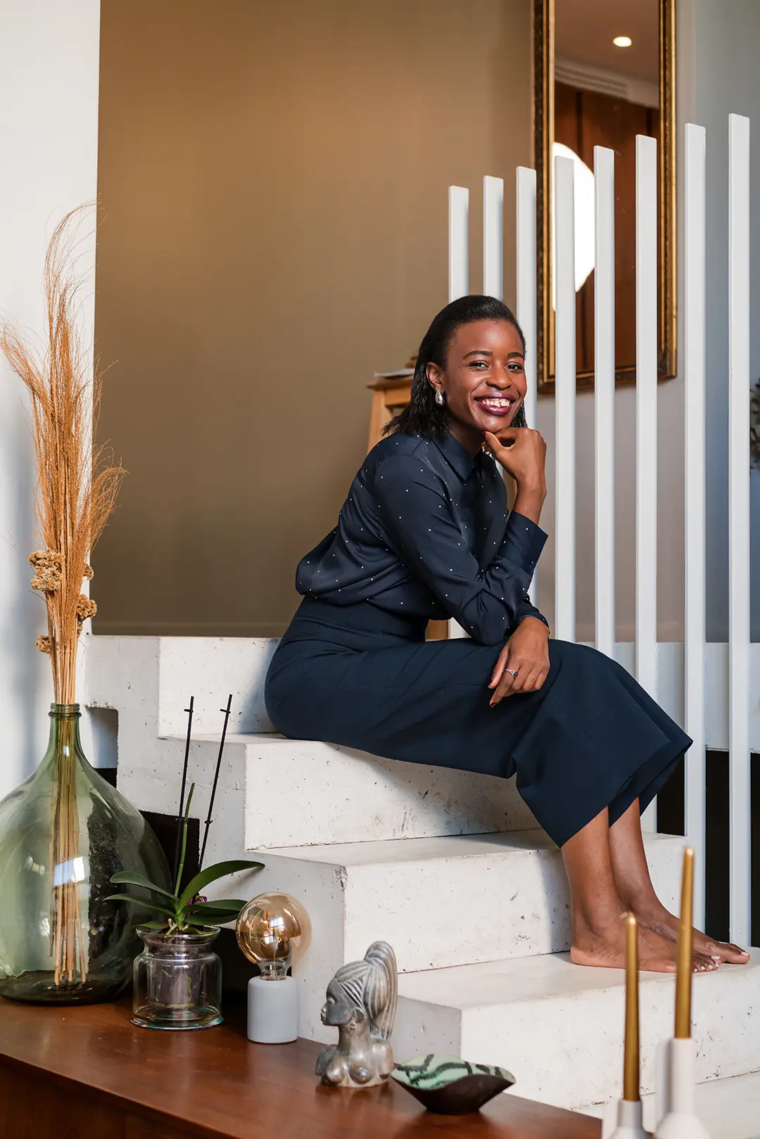 Portrait branding professionnel d’un solopreneur à la peau noire, en situation