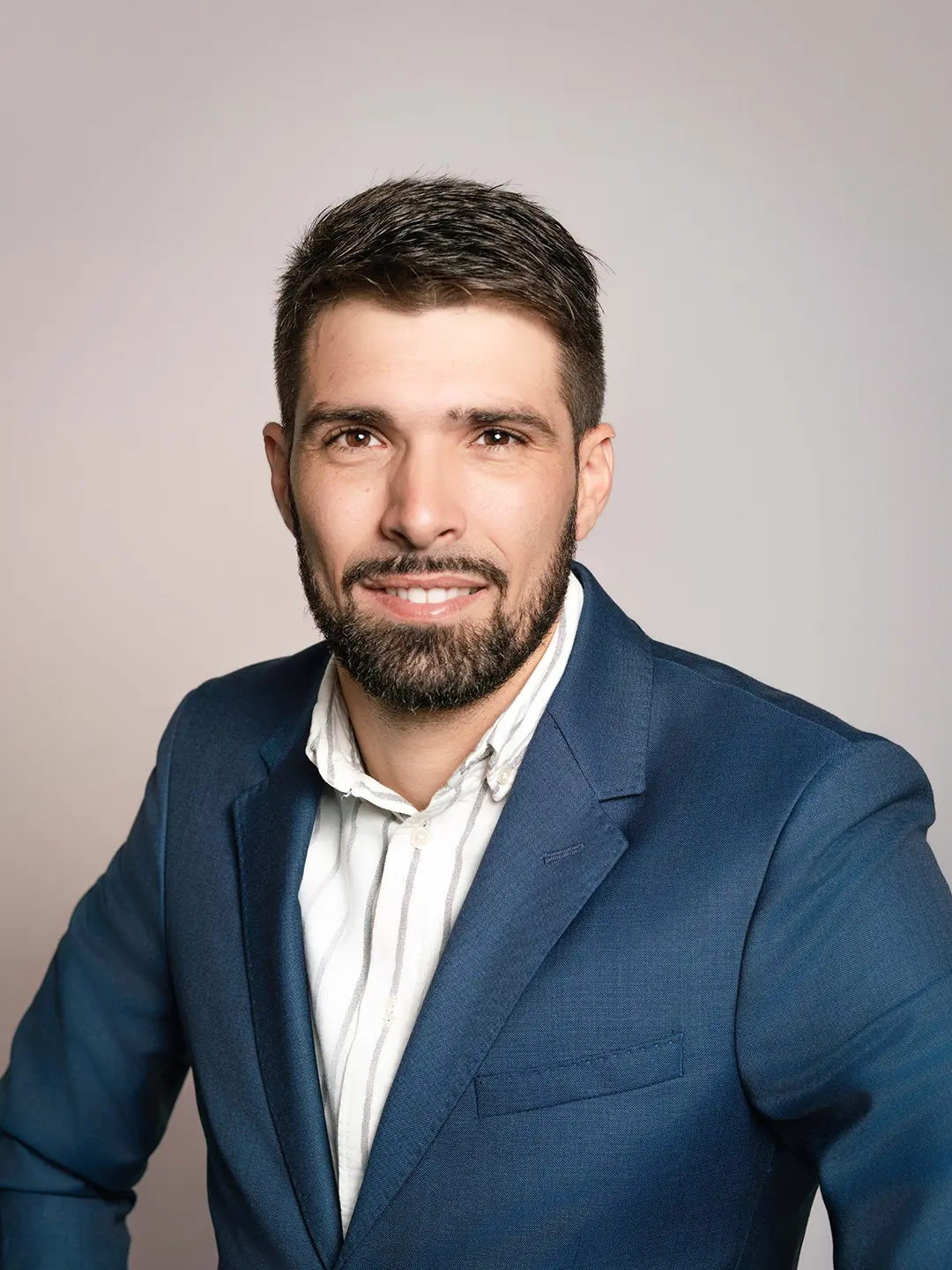 Portraits corporate en entreprise chez Polyexpert : des collaborateurs à l’aise, des images vraiment utiles