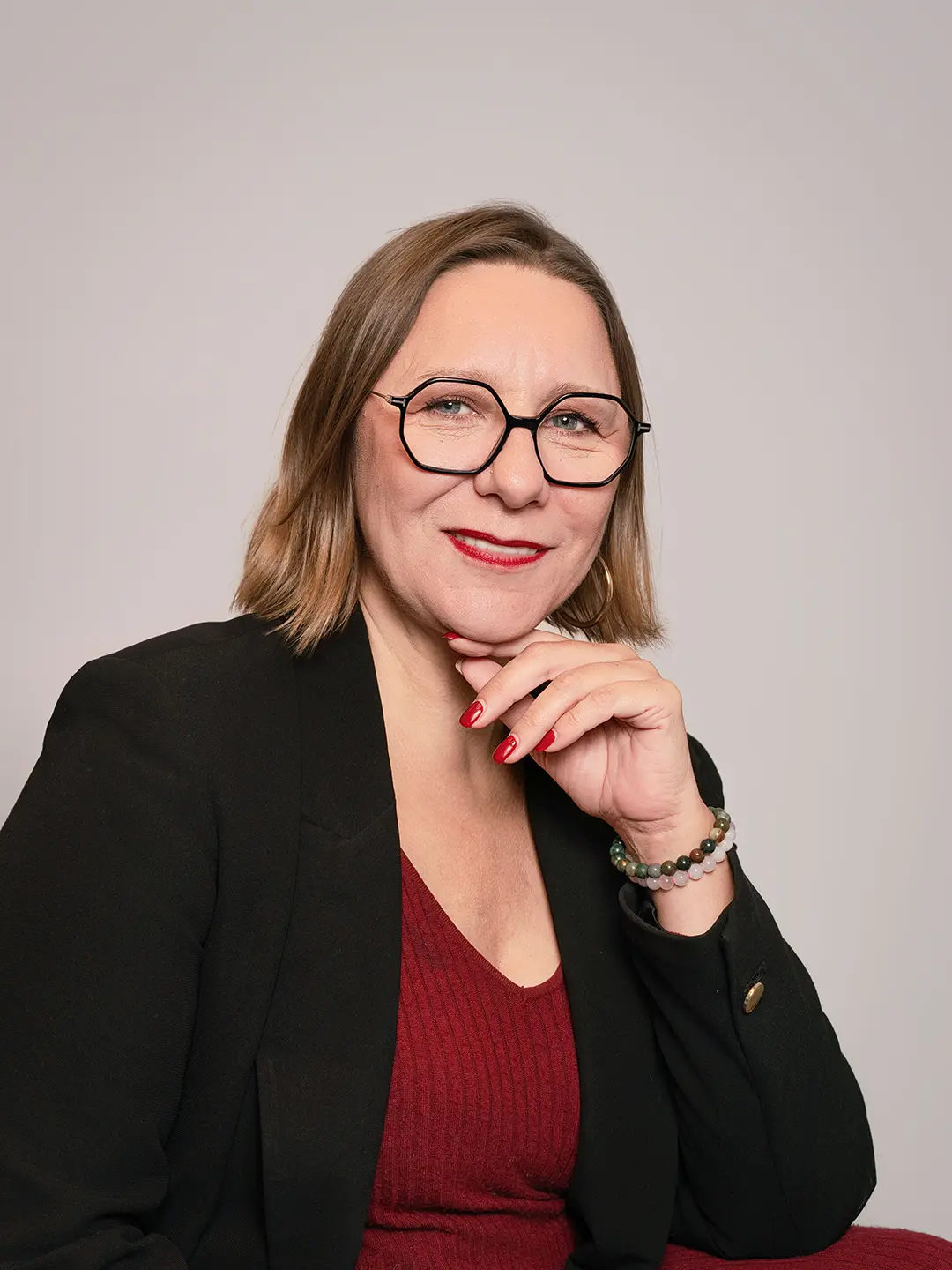 Portrait corporate en entreprise d’une femme, image professionnelle incarnée