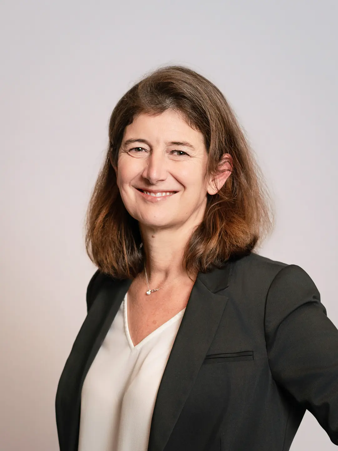 Portrait corporate en entreprise d’une femme (Polyexpert)