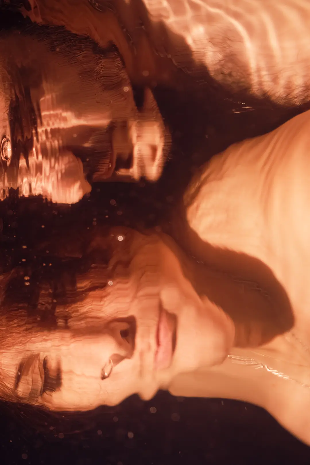 Portrait d’une femme enceinte sous l’eau en piscine à Marseille