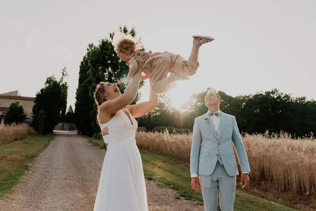 Photo de couple avec enfant — reportage photo mariage en Provence