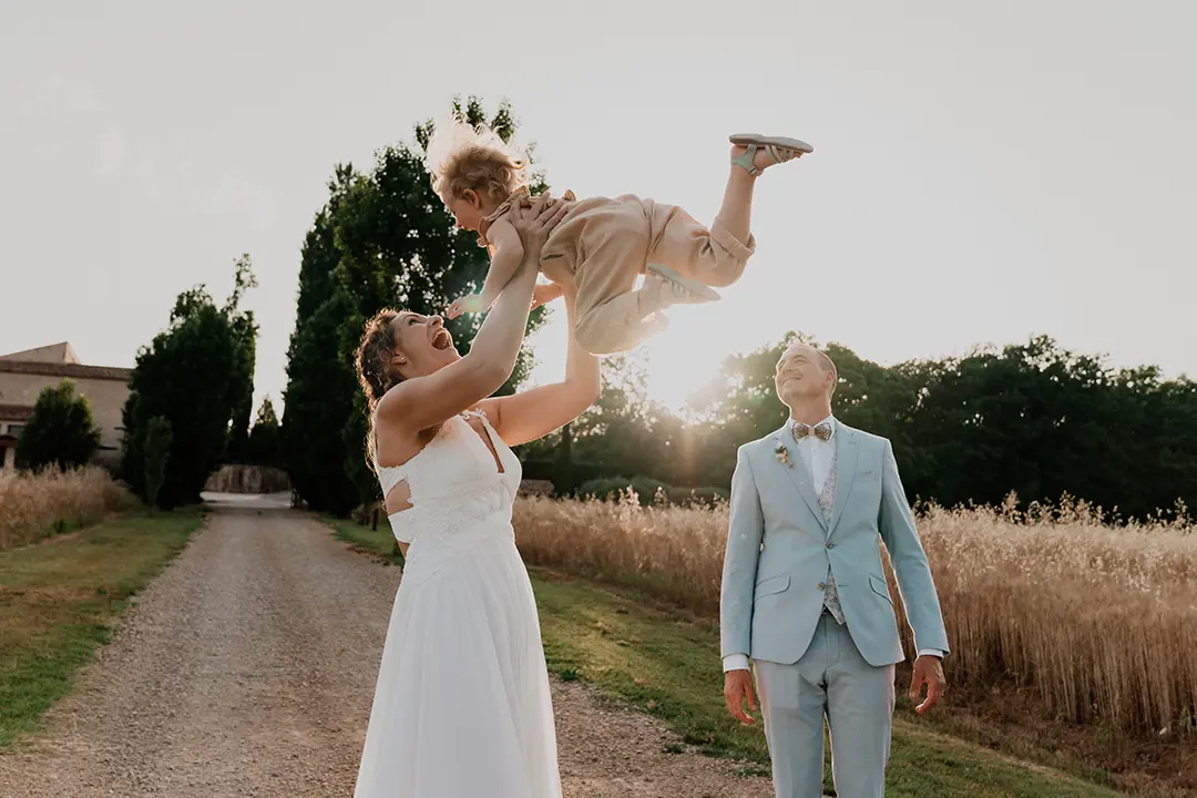 Photo de couple avec enfant — reportage photo mariage en Provence