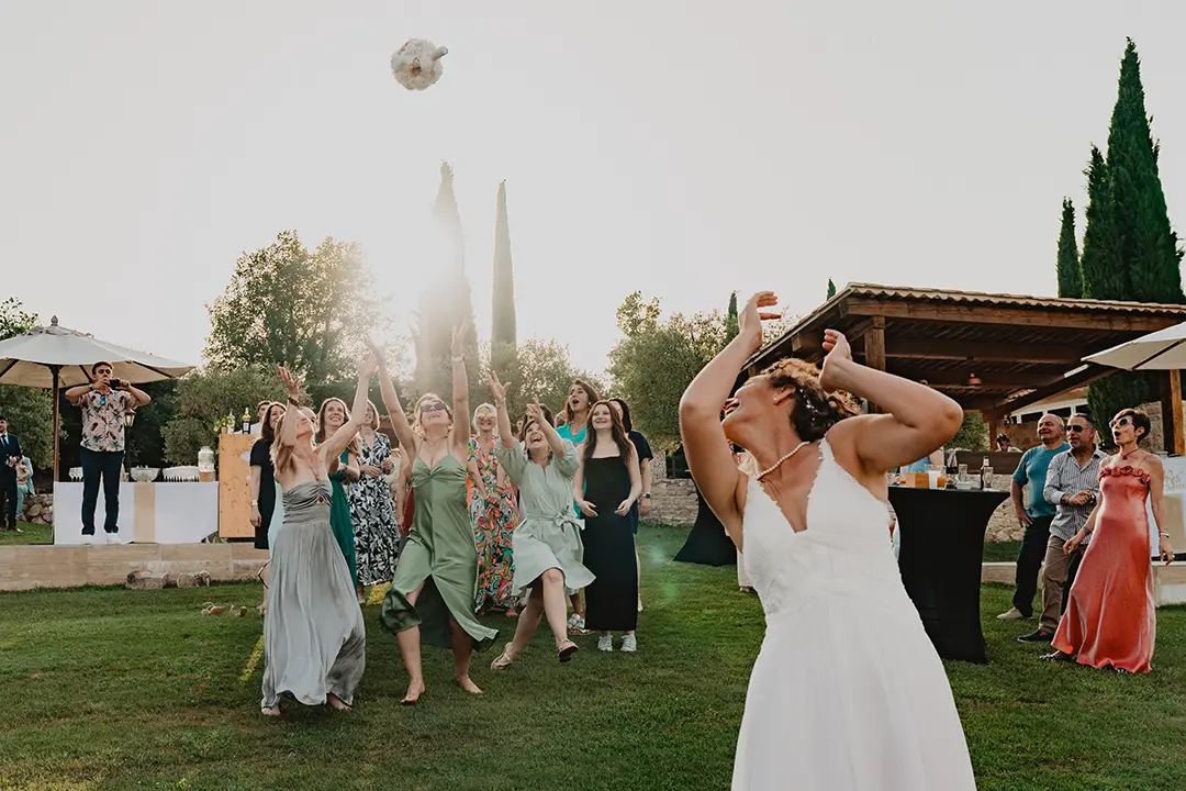 Lancé de bouquet — reportage photo mariage en Provence
