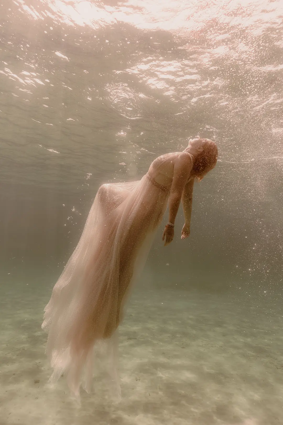Shooting aquatique en mer à Giens, portrait de femme