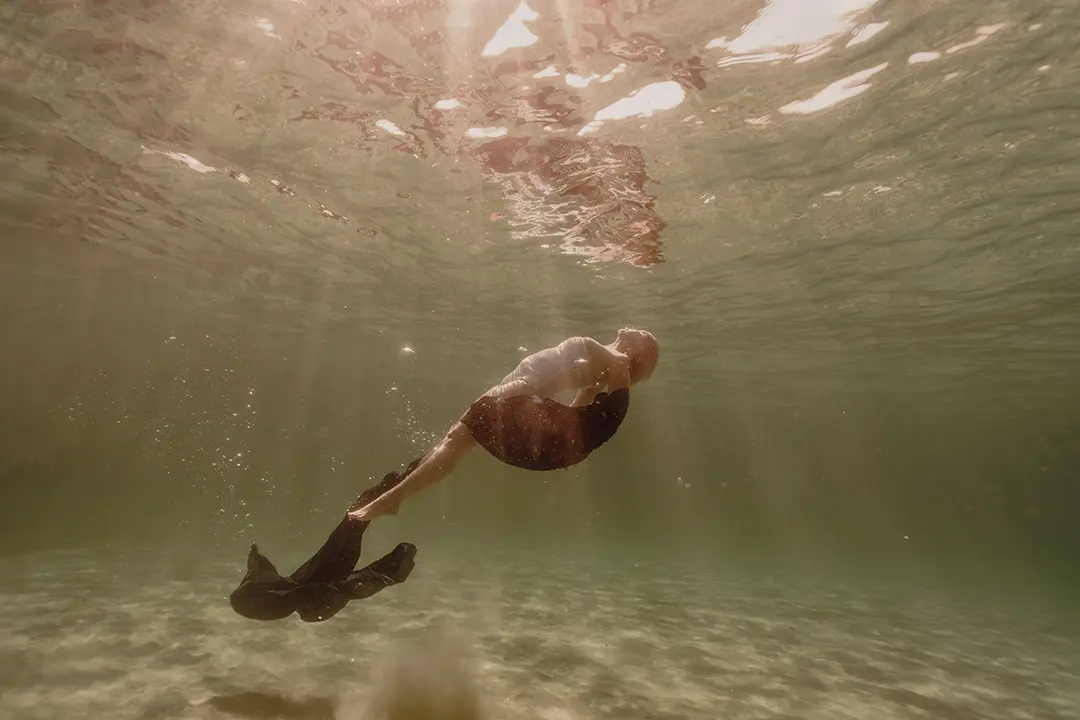 Mouvement d’une femme sous l’eau en mer à Giens, séance photo underwater