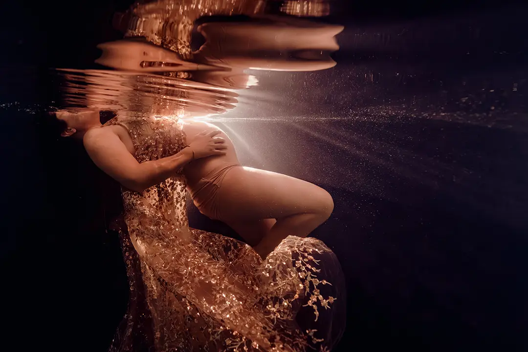 Expérience de séance photo grossesse underwater en piscine chauffée à Marseille