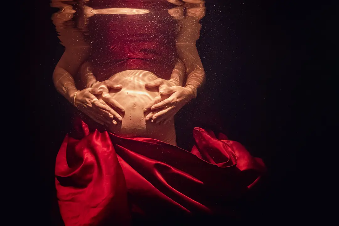 Séance photo grossesse underwater en piscine à Marseille