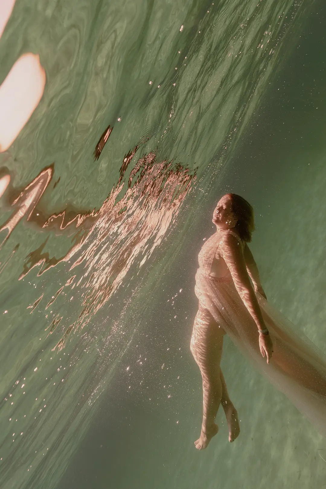 Mouvement d’une femme sous l’eau en mer à Giens, séance photo underwater