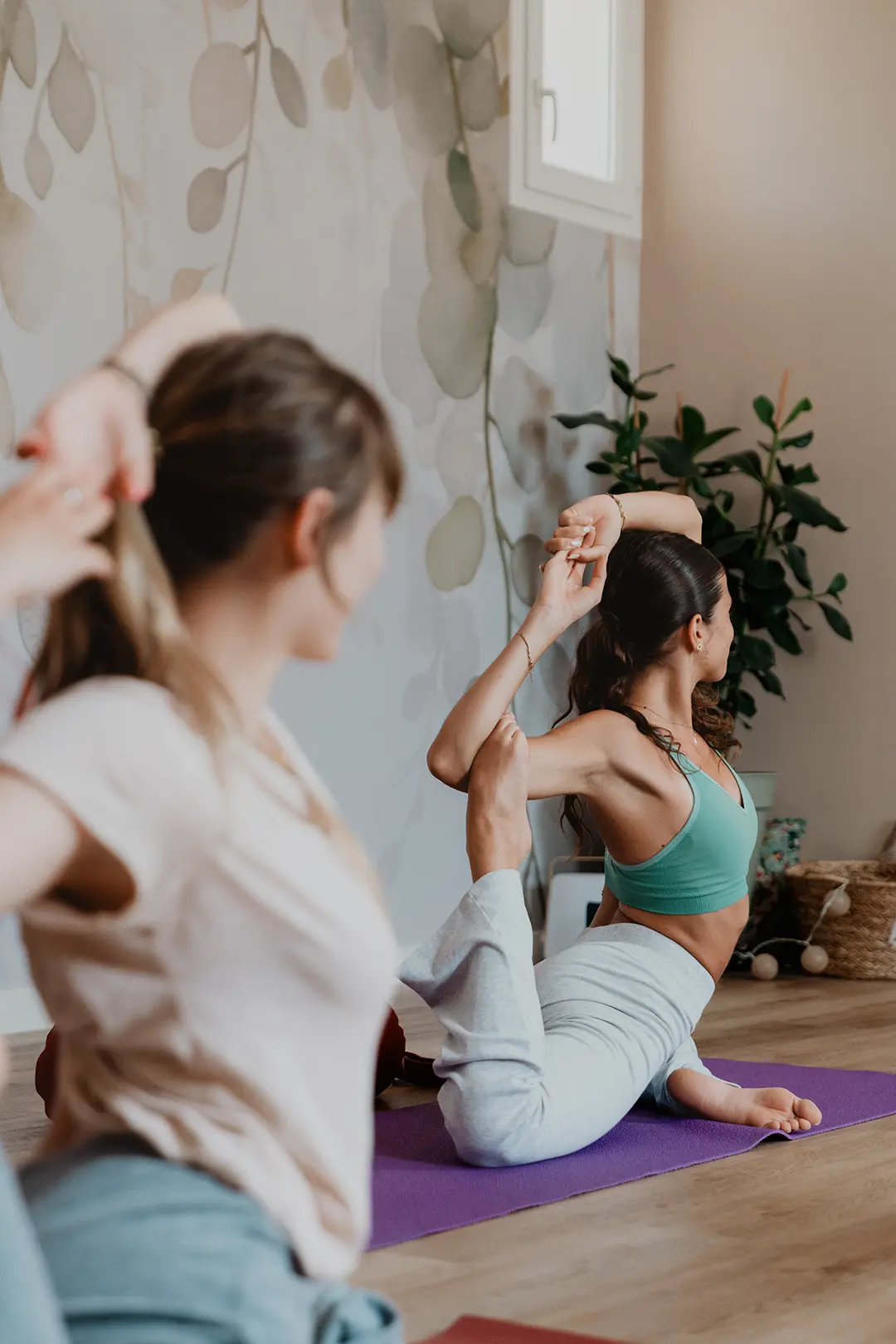Professeure de yoga en posture en studio, shooting photo vidéo